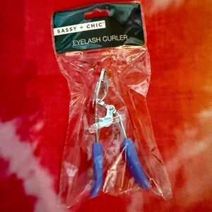 Sassy + Chic Purple Eyelash Curler